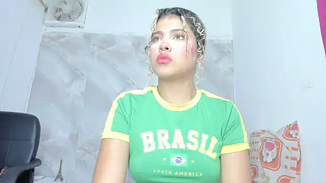 sofiacastillo01 online show from May 16, 1:32 pm