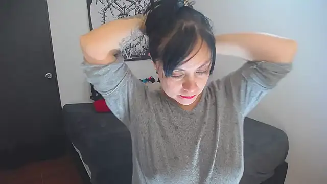 lili peach online show from April 6, 10:00 pm