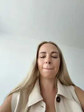 streetdoll online show from October 24, 1:40 pm