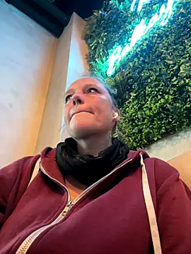 MoniqueLaFee online show from December 16, 8:42 am