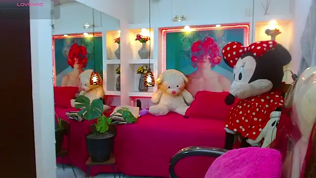 lorenapinto online show from October 28, 1:33 am