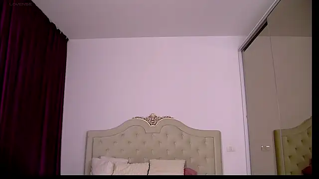 SaraSkyte online show from April 9, 6:19 am