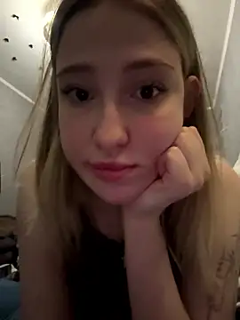 Molllyyyyuggg online show from January 10, 8:35 pm