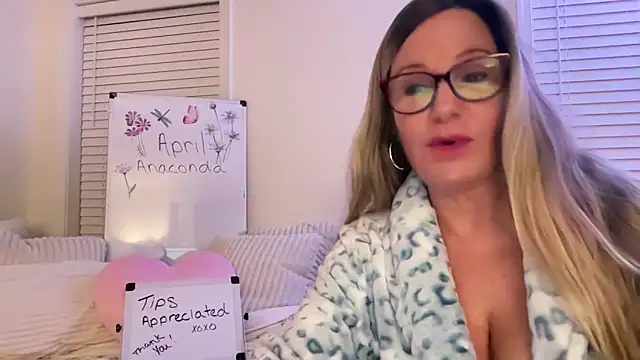 Milf Goddess online show from April 12, 7:33 am