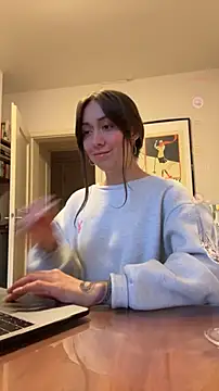 emiliasommer online show from October 7, 5:06 pm