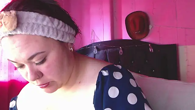 NikkiRous  online show from February 19, 1:43 pm