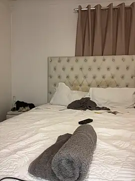 Gifttheskimaskboy online show from April 11, 6:00 pm