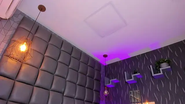 megan woll online show from December 4, 8:09 pm