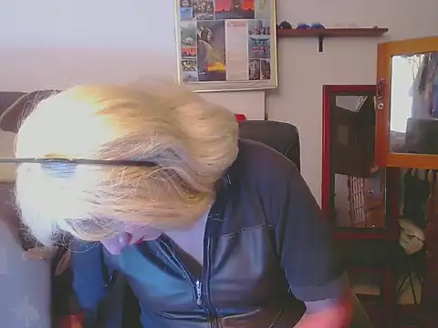 LorenJade online show from April 22, 7:05 am