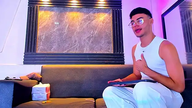 liam genner  online show from October 17, 8:01 pm