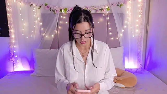 Julie Bennet online show from May 9, 4:03 am
