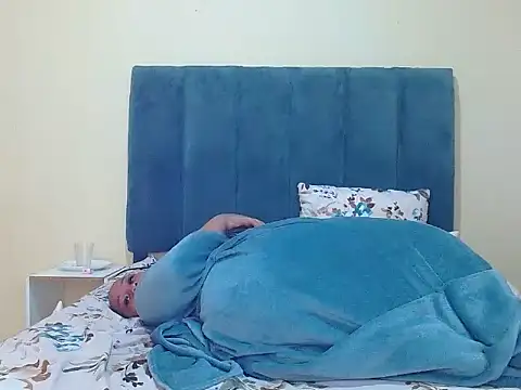 curvycloe1 online show from May 22, 6:22 am