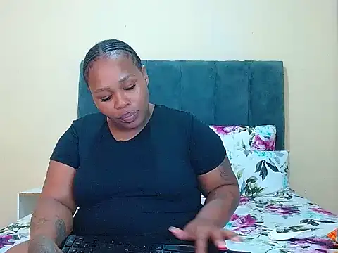 curvycloe1 online show from May 13, 12:11 pm