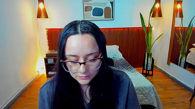 KatherineBond online show from November 18, 8:10 pm