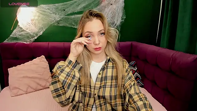 EvaMoran online show from October 24, 1:45 am