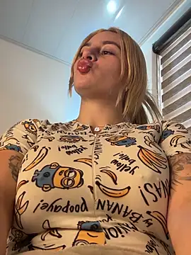 Snapshot of AtheneaRossi chatting on September 28, 8:47 pm AtheneaRossi online show from September 28, 8:47 pm