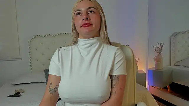 Snapshot of AtheneaRossi chatting on October 3, 7:19 pm AtheneaRossi online show from October 3, 7:19 pm