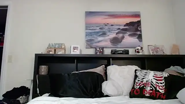 Snapshot of CrystalLakeXO chatting on October 4, 7:47 am CrystalLakeXO online show from October 4, 7:47 am