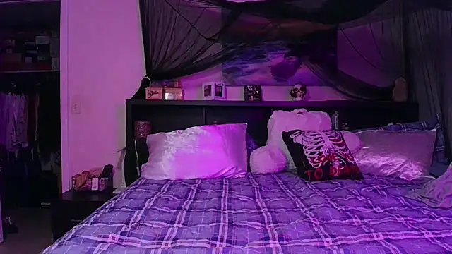 CrystalLakeXO online show from May 17, 4:22 am