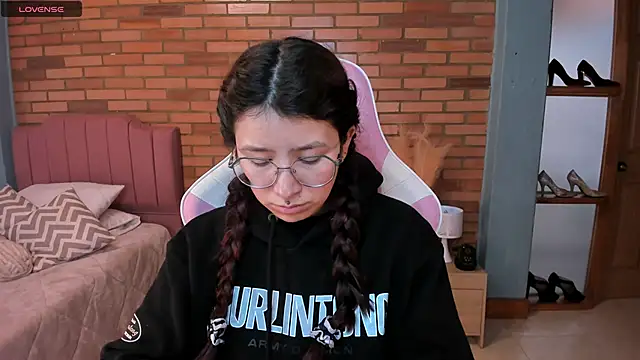 Amy joones online show from May 4, 11:25 am