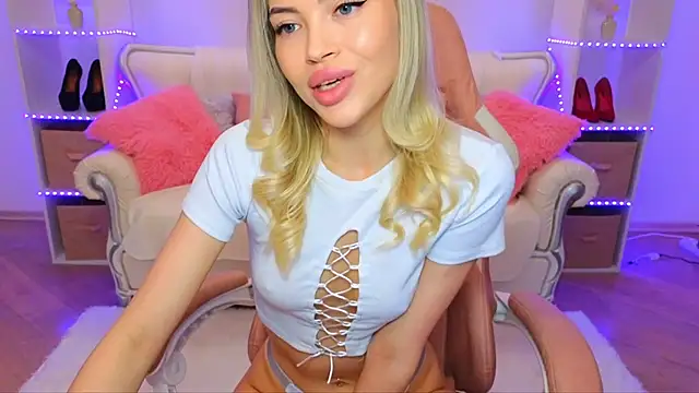 EmmyMills online show from October 18, 9:16 pm