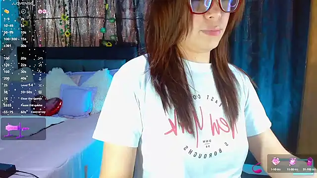 Snapshot of SharonR1 chatting on September 13, 10:29 pm SharonR1 online show from September 13, 10:29 pm