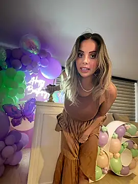 Alirawrz online show from October 25, 8:05 pm