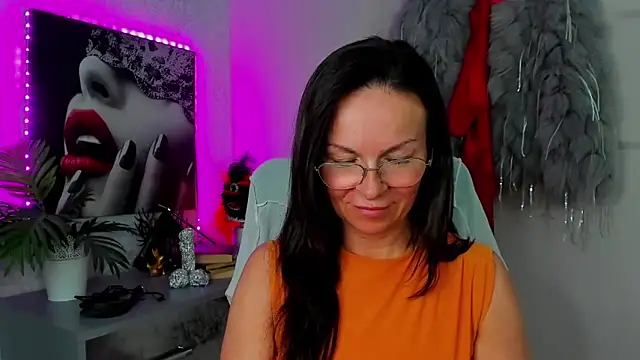 HelenLuxx online show from May 11, 1:57 pm