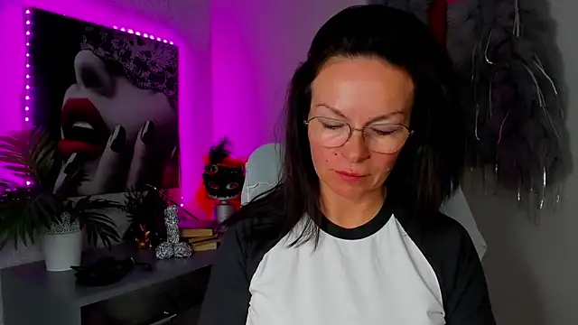 HelenLuxx online show from May 6, 4:33 pm