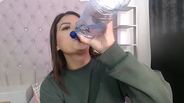 Abril Squirt online show from May 4, 8:01 pm