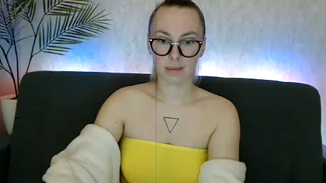  Leslyy Solo 1 online show from October 4, 6:45 pm