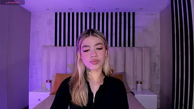 ViolettHansson online show from May 12, 10:11 am