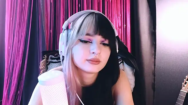 Snapshot of Avi_Nile chatting on September 11, 5:08 am Avi Nile online show from September 11, 5:08 am