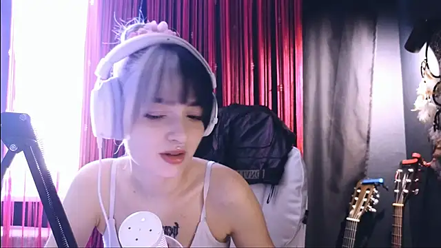 Snapshot of Avi_Nile chatting on October 16, 4:26 am Avi Nile online show from October 16, 4:26 am
