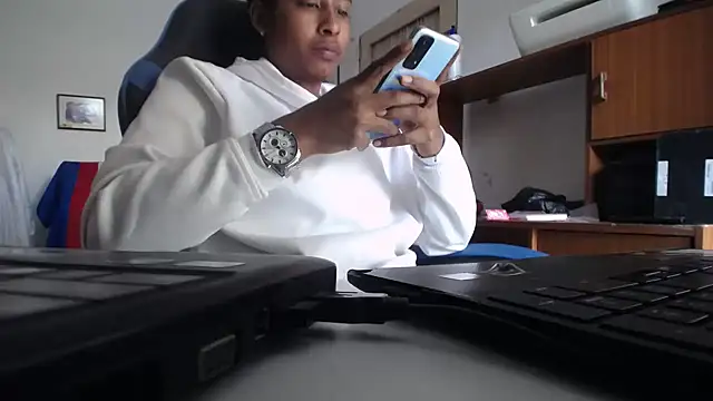 yohatinelly07 online show from December 2, 9:06 pm