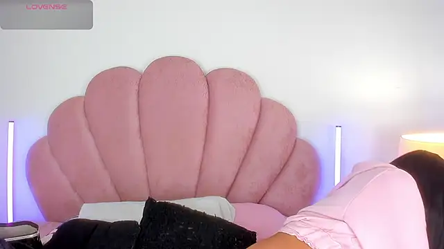 Nicole Paradise online show from May 6, 12:53 pm