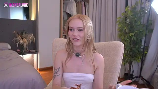 LexieLoree online show from May 22, 3:15 am