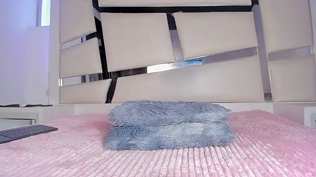 chrystal js online show from February 19, 2:38 pm