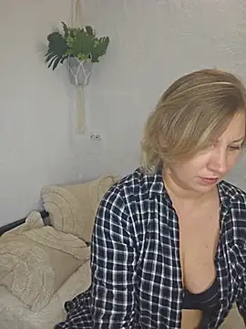 zarina3003 online show from May 18, 7:42 pm