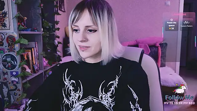 NaniMoore online show from April 10, 8:15 pm