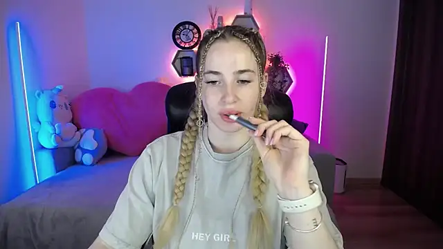 SabrinViolet online show from May 18, 8:09 am