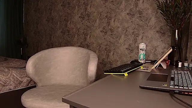 eelizabeth online show from December 19, 6:05 am