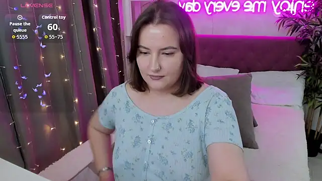 FeralPeach online show from October 18, 7:11 am