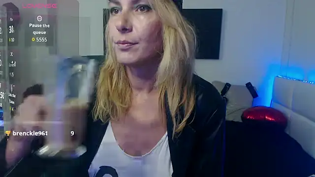 EvelynQueenn online show from September 28, 8:03 pm