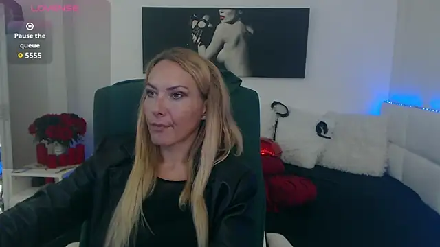 EvelynQueenn online show from October 2, 9:25 am