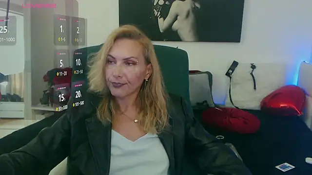 EvelynQueenn online show from September 12, 3:41 pm