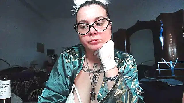 AliceBehind online show from April 10, 4:02 pm