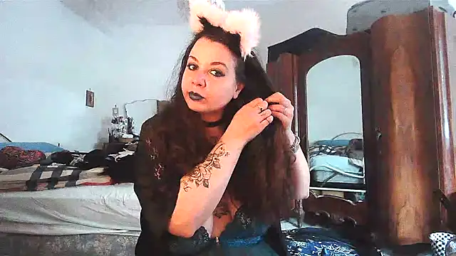 AliceBehind online show from March 22, 2:23 pm