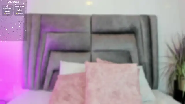 Snapshot of sophiee_smith chatting on September 22, 11:19 am sophiee smith online show from September 22, 11:19 am