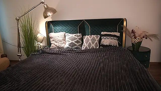 MagicPeachh  online show from May 13, 5:35 am